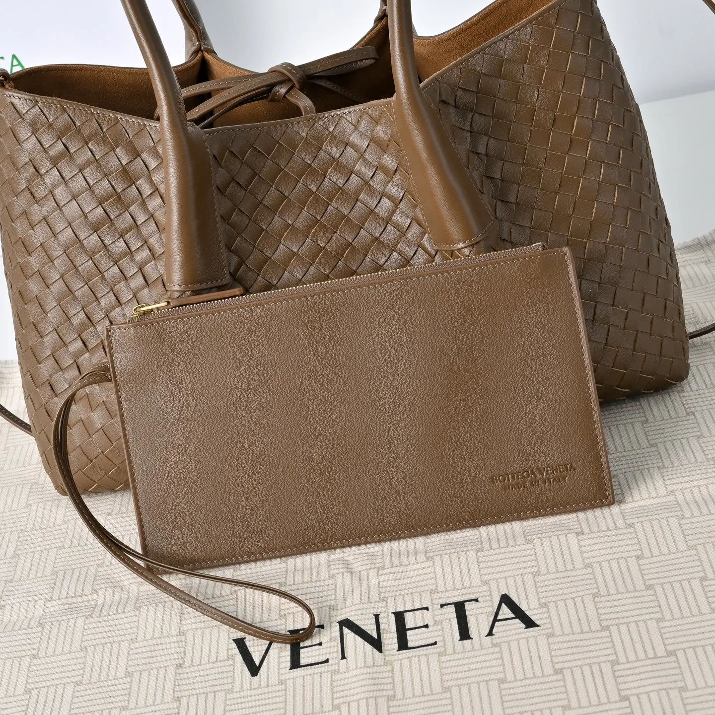 Batch 1860 Bv 2025 early spring series Pinacoteca medium tote handbag. The front is made of classic Intreccia woven cow leather. It is low-key and luxurious. The flip side is made of warm suede. It instantly switches to a lazy and casual style. It has a large interior capacity. It is no pressure to carry a computer for commuting. It is also thoughtfully matched with a small detachable bag. It is full of security. The woven texture is so delicate that you can't put it down. The highlight is that it is super versatile. Come and get your new bag😝 Model: 4371 Size: 34*20*14cm